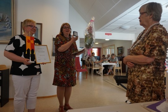 19.6.2017 Janakkalan palvelutalosäätiön onnittelut esittivät Pirjo Paloneva ja Satu Piiroinen. Samalla he ojensivat Vanhustyön Keskusliiton myöntämän 40-vuoden vapaaehtoistyöstä pöytästandaarin ja kunniakirjan sekä Kalevakorun. 